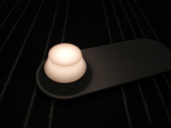 《慧作吱音手机无线充电小夜灯套装》评测  磁吸式夜灯＋无线充电板二合一